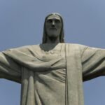 Para arquitetos brasileiros em destaque internacional, nomes como Oscar Niemeyer, Paulo Mendes da Rocha e Lina Bo Bardi são r