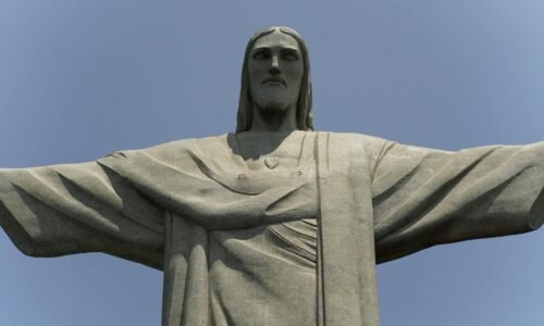 Para arquitetos brasileiros em destaque internacional, nomes como Oscar Niemeyer, Paulo Mendes da Rocha e Lina Bo Bardi são r