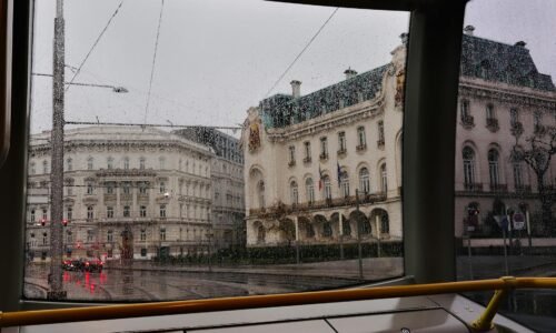 Para arquitetura regenerativa no design urbano, trata-se de um conceito que vai além da sustentabilidade, buscando restaurar