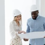 Para precificar projetos arquitetônicos, é crucial analisar custos diretos e indiretos, valor agregado do design, complexidad