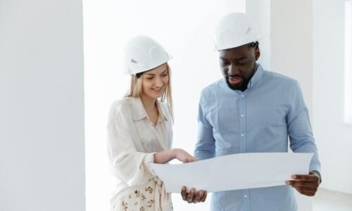 Para precificar projetos arquitetônicos, é crucial analisar custos diretos e indiretos, valor agregado do design, complexidad