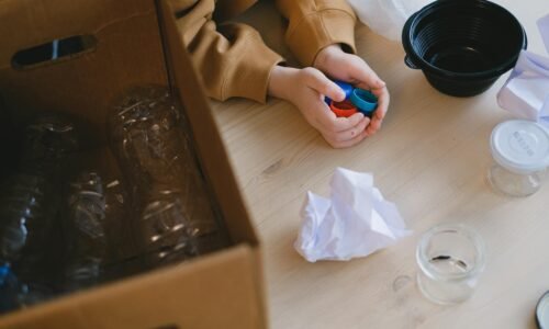 Para componentes construtivos reciclados, trata-se de materiais e elementos provenientes de resíduos de construção, demolição