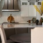 Para cozinhas com bancadas arredondadas, a principal vantagem é a combinação de segurança, ergonomia e um design fluido que s