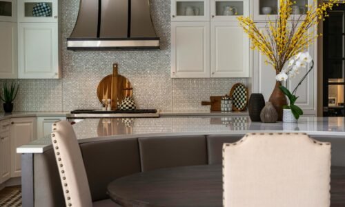 Para cozinhas com bancadas arredondadas, a principal vantagem é a combinação de segurança, ergonomia e um design fluido que s