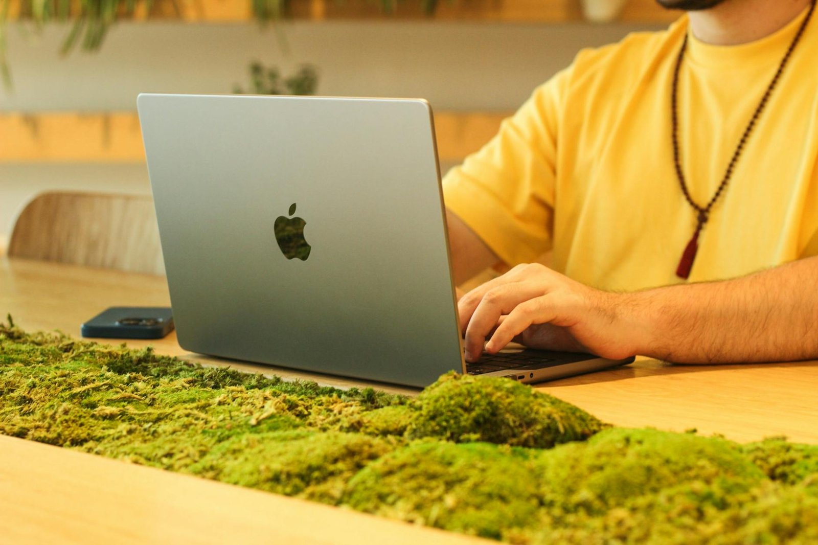 Para o design biofílico e integração natureza-edifício, trata-se de uma abordagem que busca reconectar as pessoas com o mundo