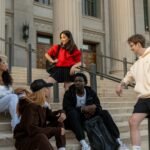 Para design sensorial e emoções no espaço, trata-se da arte de projetar ambientes que estimulam os sentidos, provocando respo