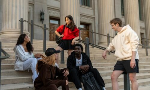 Para design sensorial e emoções no espaço, trata-se da arte de projetar ambientes que estimulam os sentidos, provocando respo