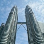 Para Digital twins aplicados ao cycle de vida dos edifícios, trata-se da criação de réplicas virtuais dinâmicas de ativos fís