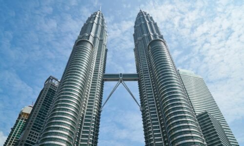 Para Digital twins aplicados ao cycle de vida dos edifícios, trata-se da criação de réplicas virtuais dinâmicas de ativos fís