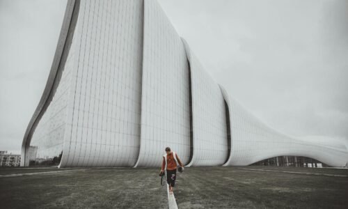 Para edifícios que elevam a experiência humana, a chave está na integração de design inovador, sustentabilidade e tecnologia.