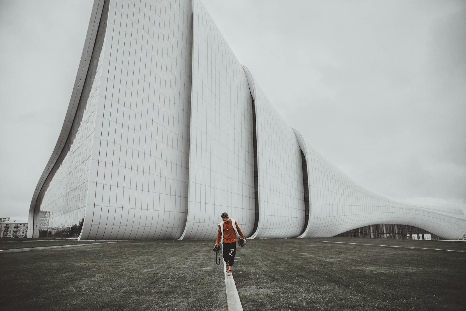 Para edifícios que elevam a experiência humana, a chave está na integração de design inovador, sustentabilidade e tecnologia.