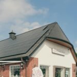 Para energia renovável integrada aos edifícios, trata-se da aplicação de tecnologias como painéis solares, sistemas eólicos e