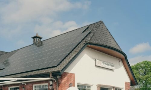 Para energia renovável integrada aos edifícios, trata-se da aplicação de tecnologias como painéis solares, sistemas eólicos e