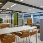 Para espaços híbridos que integram trabalho, lazer e comunidade, eles representam ambientes multifuncionais projetados para o