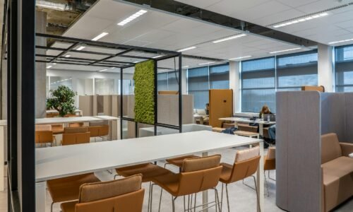 Para espaços híbridos que integram trabalho, lazer e comunidade, eles representam ambientes multifuncionais projetados para o
