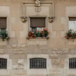 Para fachadas vivas e plant walls, trata-se de sistemas de jardinagem vertical que integram vegetação a estruturas prediais,