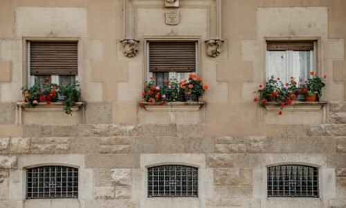 Para fachadas vivas e plant walls, trata-se de sistemas de jardinagem vertical que integram vegetação a estruturas prediais,