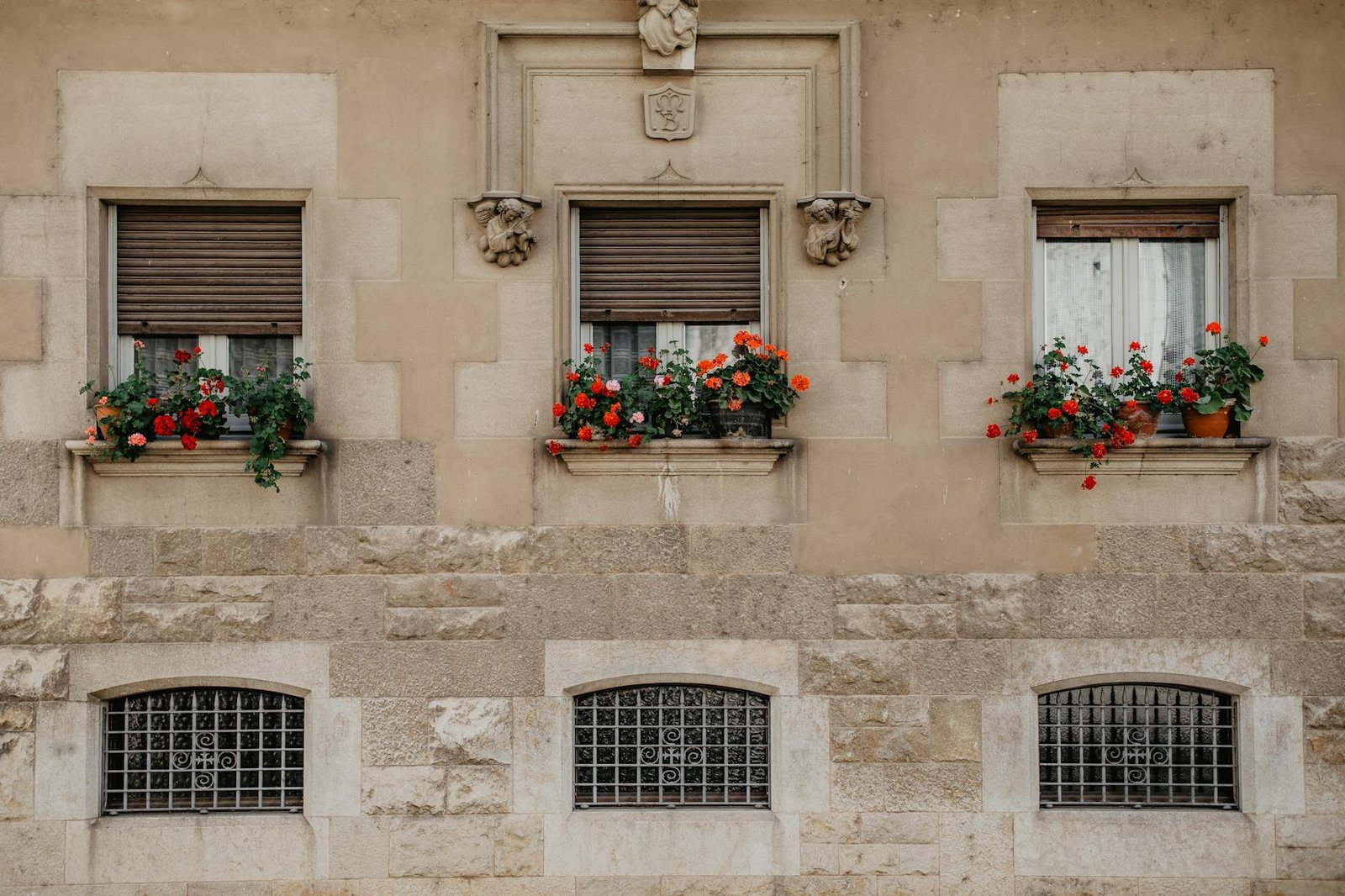 Para fachadas vivas e plant walls, trata-se de sistemas de jardinagem vertical que integram vegetação a estruturas prediais,