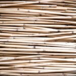 Para materiais ecológicos e reciclados em construções, as opções incluem bambu, madeira de demolição, tijolos ecológicos, tel