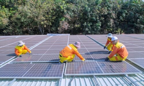 Para materiais que absorvem CO₂, destacam-se tecnologias como filtros de aminas, zeólitas, estruturas metal-orgânicas (MOFs)