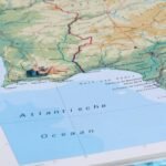 Para narrativas espaciais que contam histórias, utiliza-se a geonarrativa, uma metodologia que integra dados geográficos com