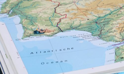 Para narrativas espaciais que contam histórias, utiliza-se a geonarrativa, uma metodologia que integra dados geográficos com
