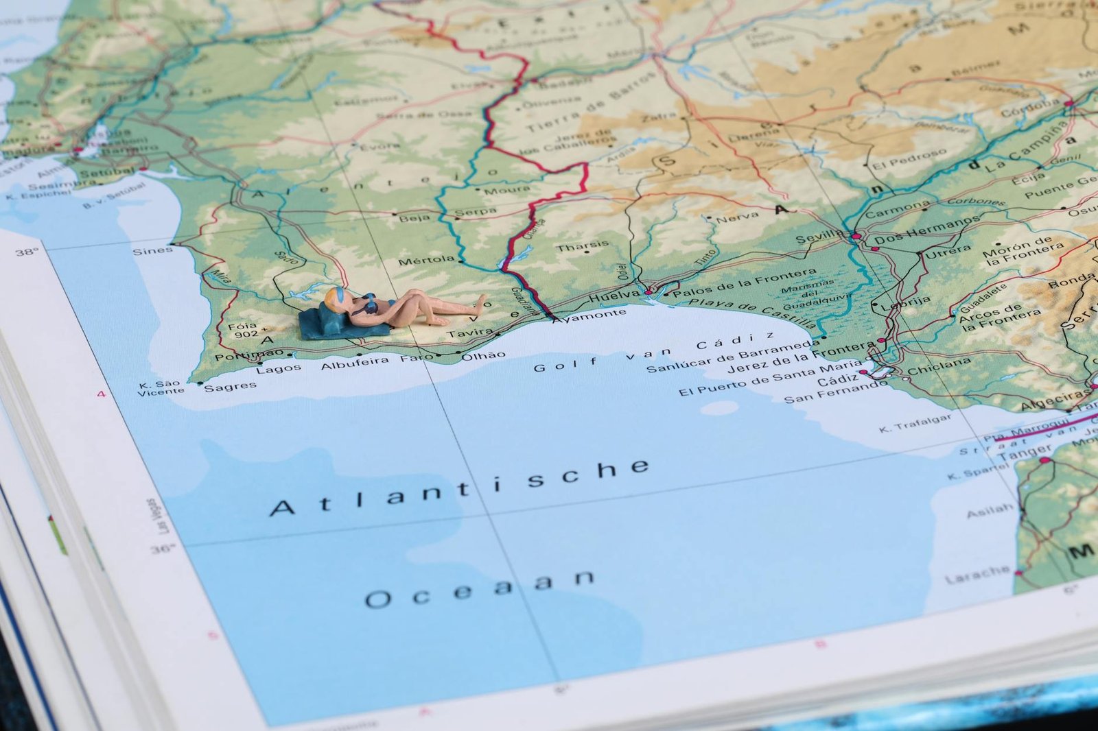 Para narrativas espaciais que contam histórias, utiliza-se a geonarrativa, uma metodologia que integra dados geográficos com