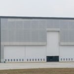 Para novos revestimentos para fachadas, explore materiais inovadores como porcelanatos de grandes formatos, painéis compósito