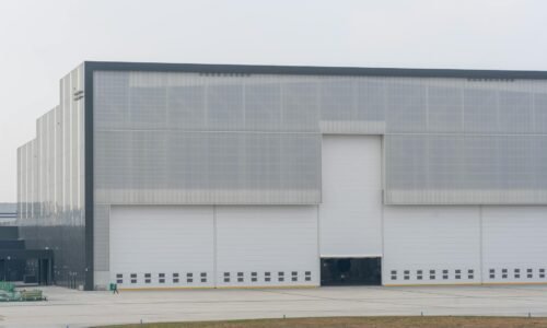 Para novos revestimentos para fachadas, explore materiais inovadores como porcelanatos de grandes formatos, painéis compósito