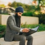 Para gerar novos clientes com seu portfólio, é crucial ir além da simples exposição de trabalhos. Foque em apresentar resulta