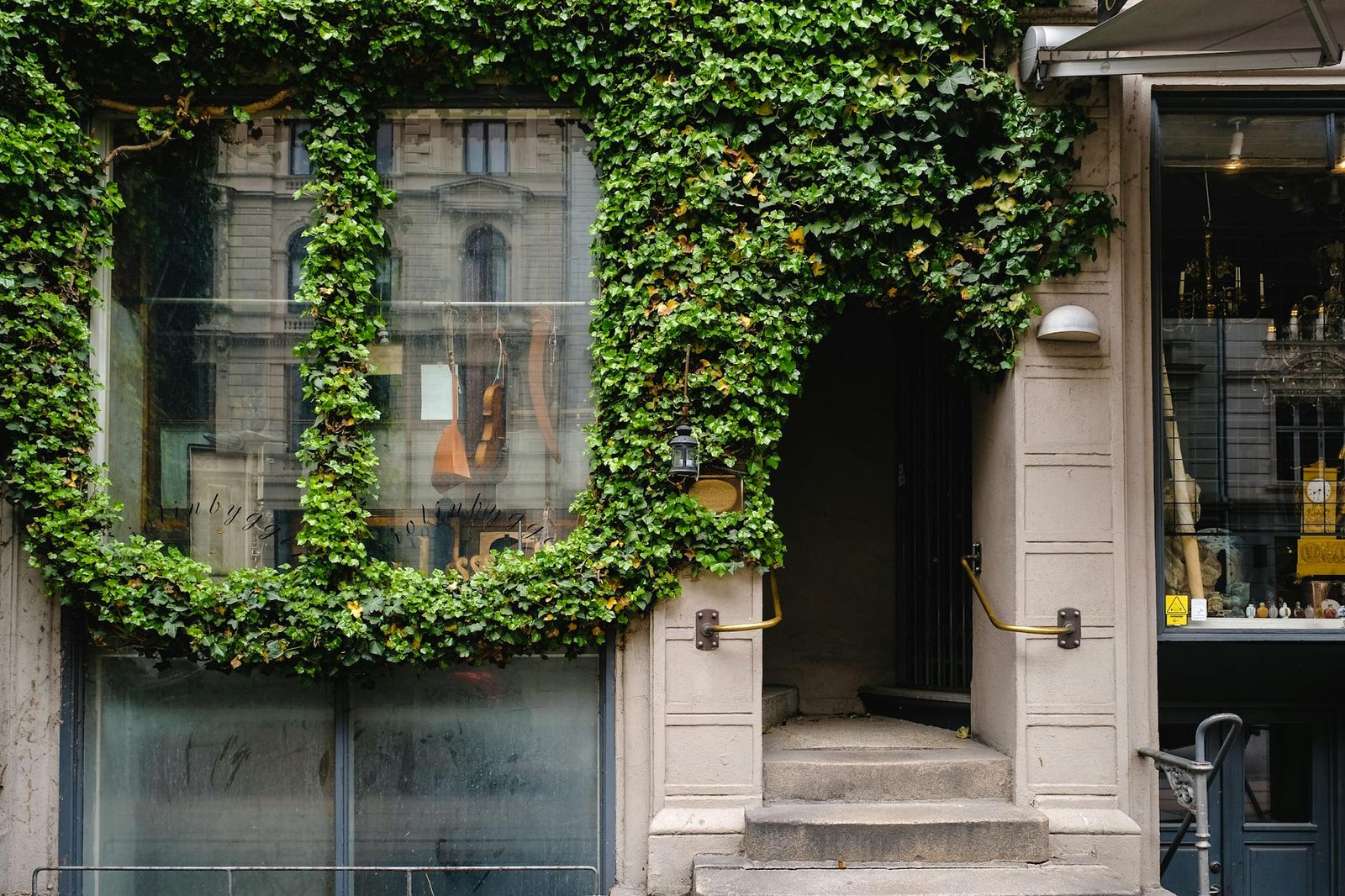 Para projetos que combinam natureza e arquitetura, o foco está em integrar elementos naturais ao design, como jardins vertica