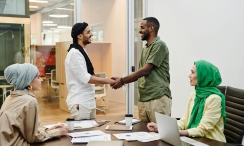 Para que projetos virem referência global, é essencial focar em inovação disruptiva, uma visão estratégica clara, execução im