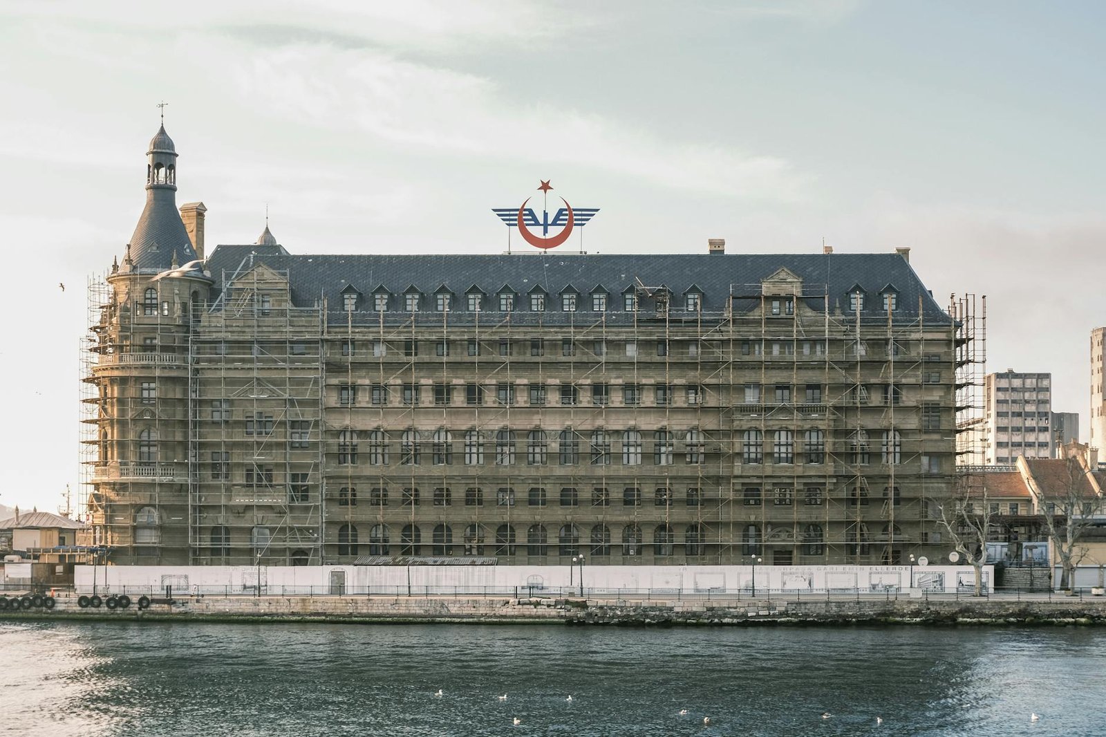 Para o reaproveitamento estrutural de construções antigas, é essencial avaliar a viabilidade técnica e econômica de revitaliz