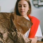 Para o reuso de água em projetos residenciais, implementam-se sistemas que captam, tratam e armazenam água de fontes alternat