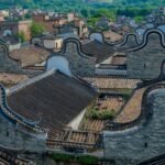 Para telhados verdes: benefícios e aplicações, eles oferecem isolamento térmico, redução de enchentes, melhoria da qualidade