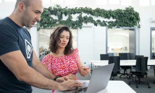 Para tipologias de escritórios pós-covid, as empresas estão adotando modelos híbridos, flexíveis e colaborativos. Isso inclui