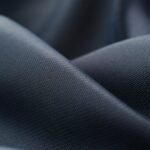 Para utilizar tons escuros no design de interiores, é essencial focar na iluminação estratégica, na variedade de texturas e n