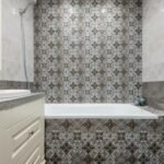 Para uso de ladrilhos modernos em interiores, considere a fusão de estética e funcionalidade. Opte por formatos inovadores, t