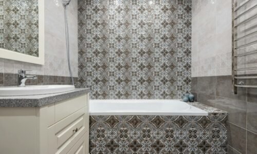 Para uso de ladrilhos modernos em interiores, considere a fusão de estética e funcionalidade. Opte por formatos inovadores, t