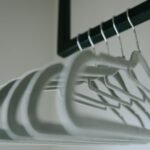 Para Warm minimalism e japandi contemporâneo, a essência reside na fusão equilibrada da simplicidade escandinava com a sereni