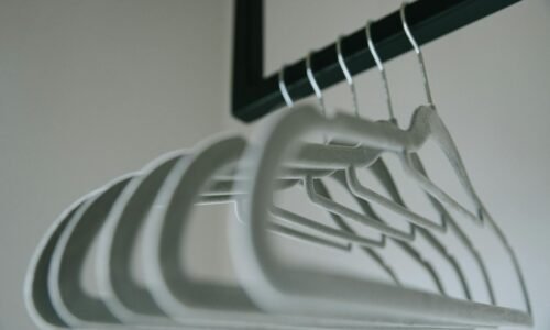 Para Warm minimalism e japandi contemporâneo, a essência reside na fusão equilibrada da simplicidade escandinava com a sereni