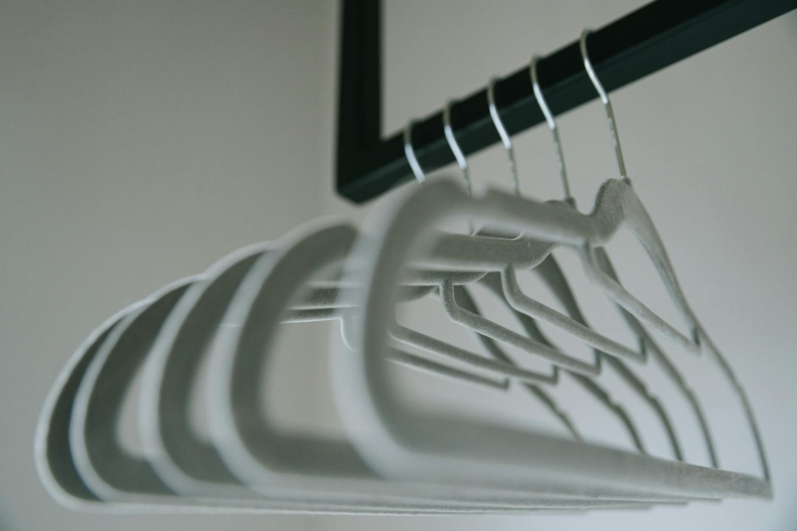 Para Warm minimalism e japandi contemporâneo, a essência reside na fusão equilibrada da simplicidade escandinava com a sereni